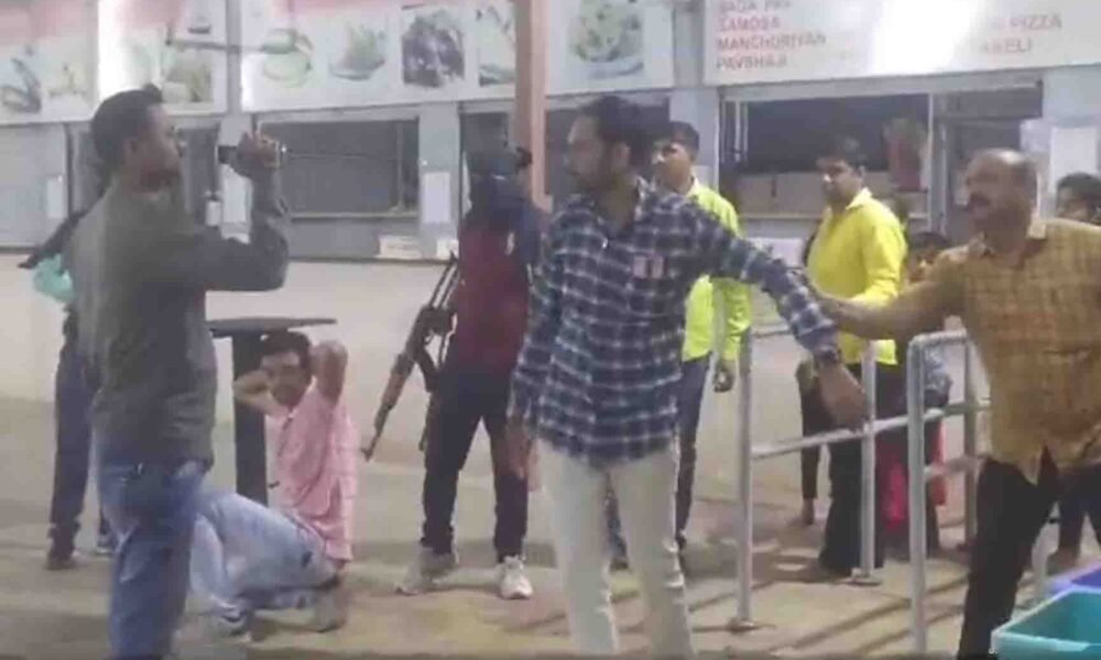 <span class="nnColorfulPostColor" style="color:rgb(221,153,51,1)">સ્વામિનારાયણ મંદિરમાં ડમી આતંકવાદીઓ મોઢું ઢાંકીને મંદિરમાં પ્રવેશ્યા હતા: એક ભક્તે બંદૂકધારીને માર્યો લાફો, વાંચો ત્યાર બાદ શું થયું….</span>